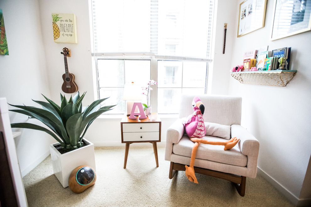Cette photo montre une grande chambre de bébé fille tendance avec un mur blanc, moquette et un sol beige.