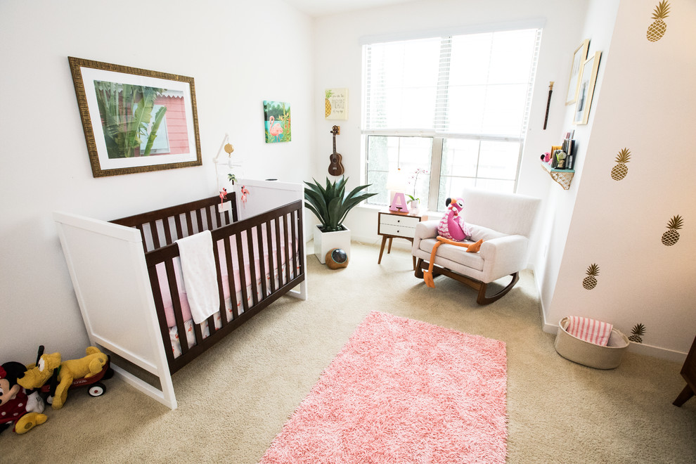 Modern inredning av ett stort babyrum, med vita väggar, heltäckningsmatta och beiget golv