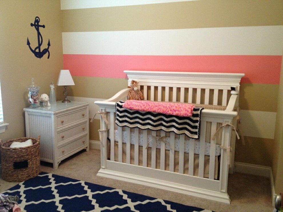 Imagen de habitación de bebé tradicional de tamaño medio con moqueta