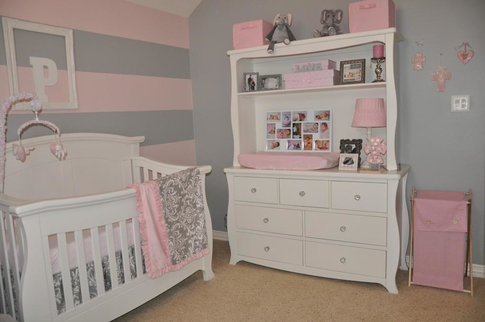 Ejemplo de habitación de bebé clásica de tamaño medio con moqueta