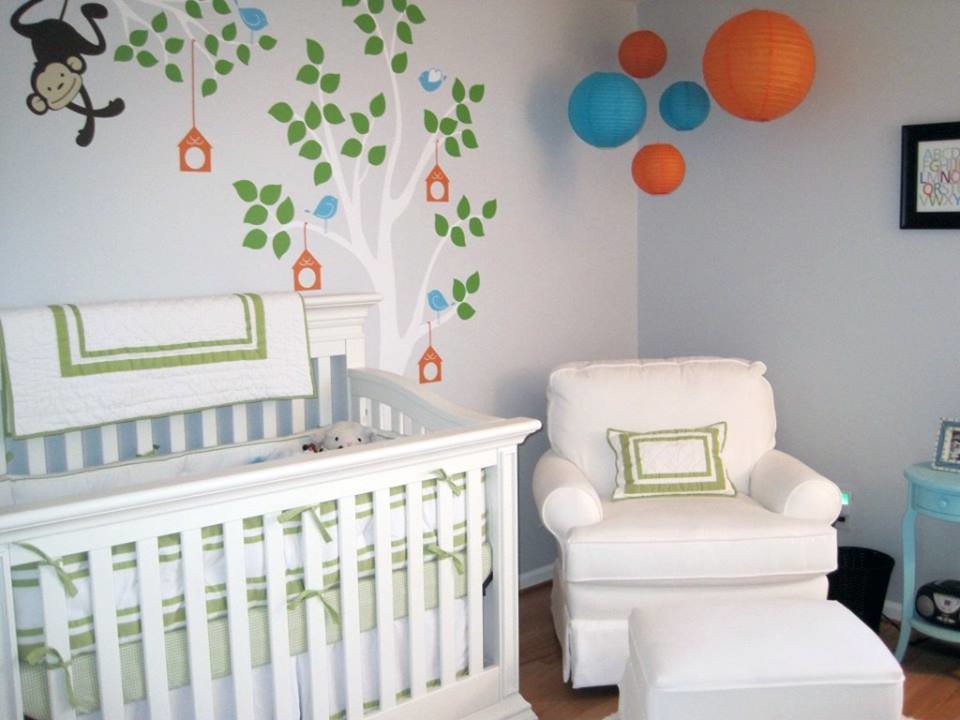 Imagen de habitación de bebé clásica de tamaño medio