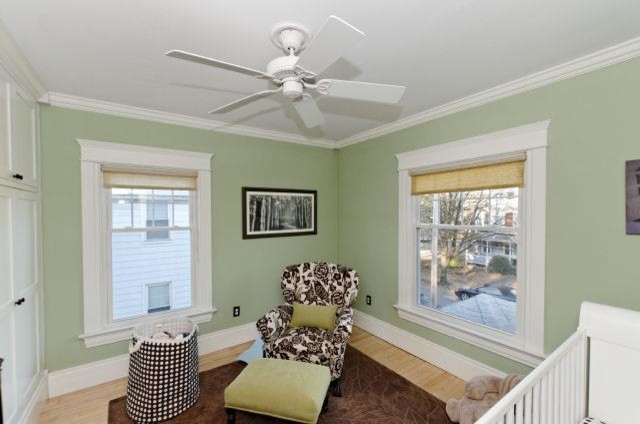 Mittelgroßes, Neutrales Klassisches Babyzimmer mit grüner Wandfarbe und hellem Holzboden in New York