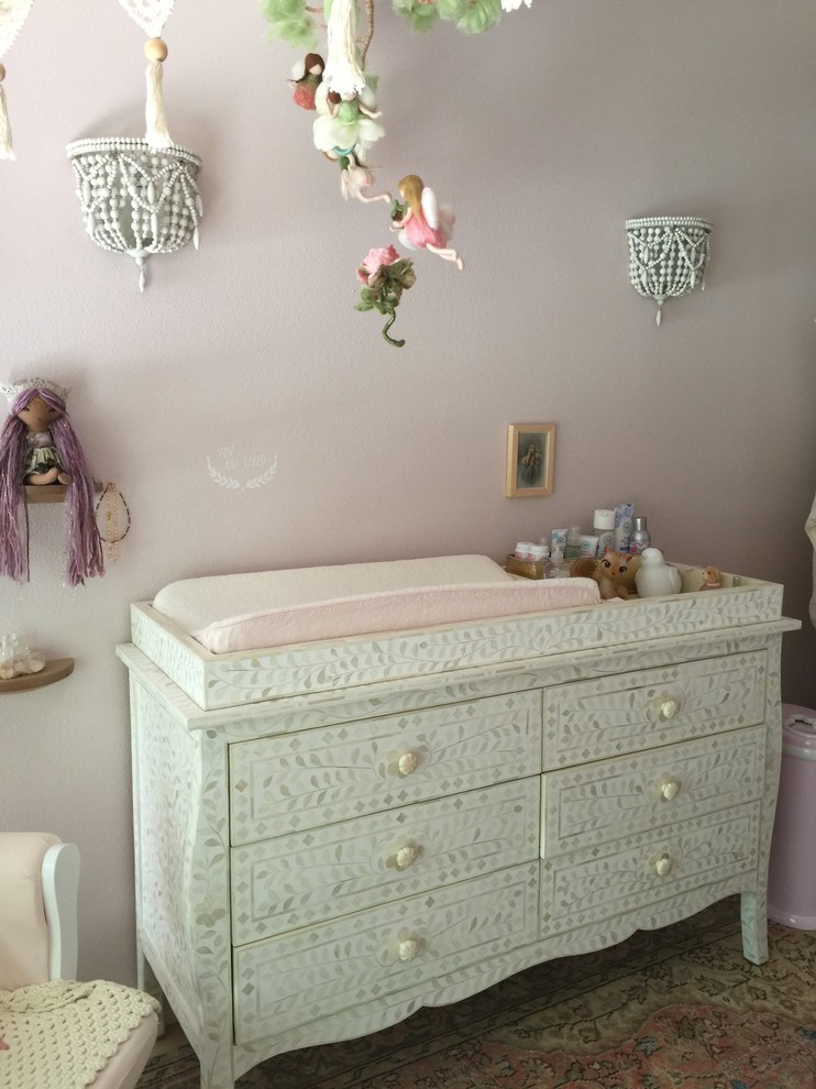 Foto de habitación de bebé niña tradicional de tamaño medio con paredes rosas