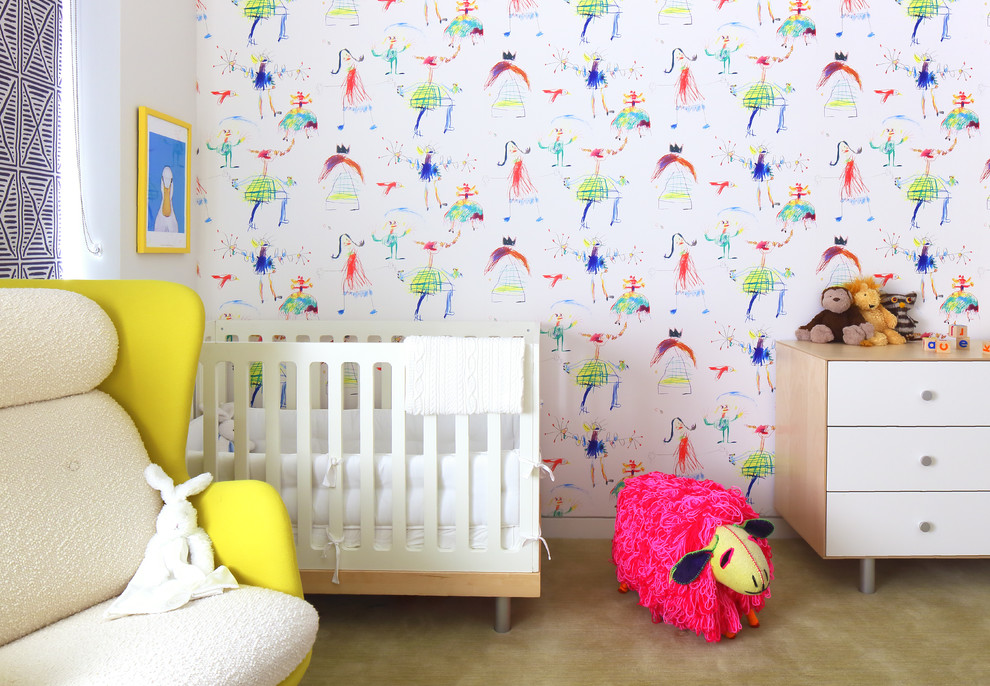 Réalisation d'une chambre de bébé fille design avec un mur multicolore et moquette.
