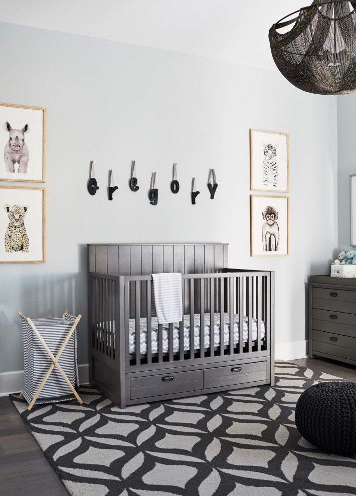 Идея дизайна: комната для малыша в стиле неоклассика (современная классика) с серыми стенами и темным паркетным полом для мальчика