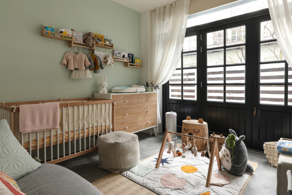 На фото: большая комната для малыша в современном стиле с зелеными стенами и серым полом для девочки