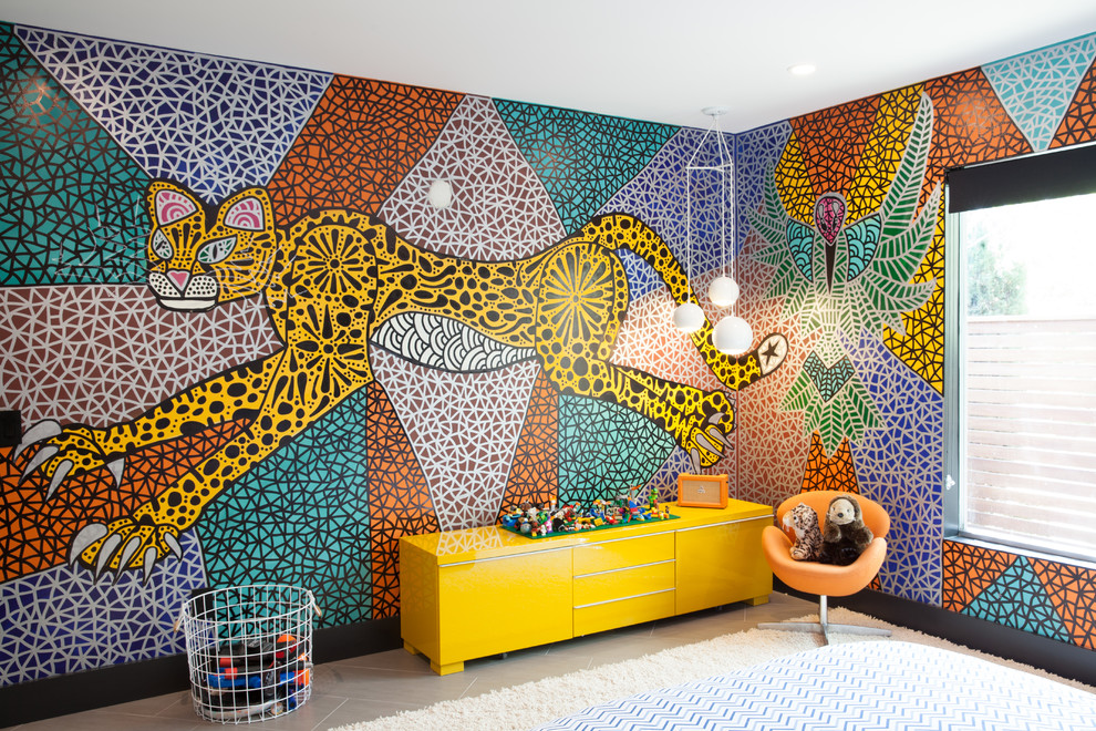 Imagen de habitación de bebé neutra bohemia de tamaño medio con paredes multicolor, suelo de baldosas de porcelana y suelo beige