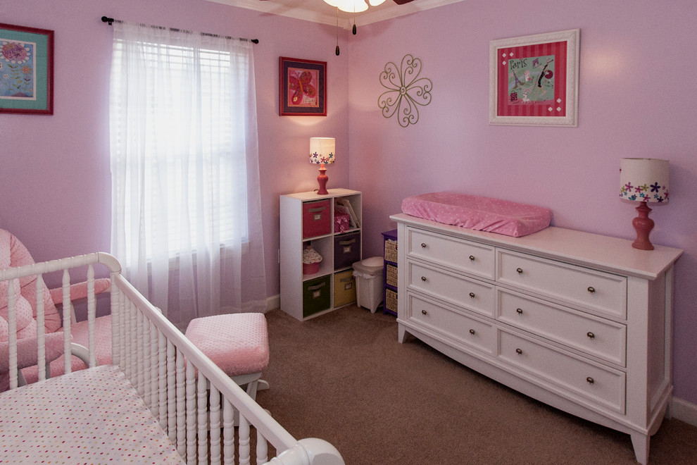 Modernes Babyzimmer mit rosa Wandfarbe und Teppichboden in Miami