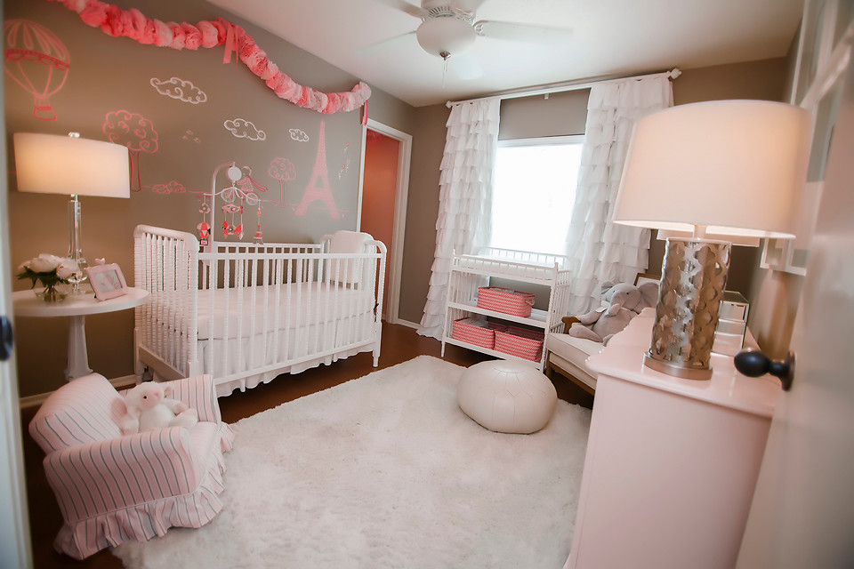 Imagen de habitación de bebé niña tradicional renovada de tamaño medio con paredes marrones y suelo de madera en tonos medios
