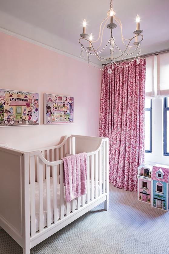 Cette photo montre une chambre de bébé moderne.