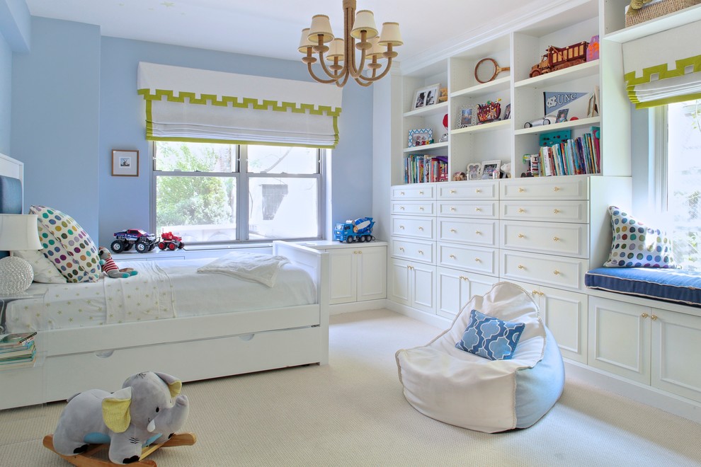 Esempio di una grande cameretta per neonati neutra chic con pareti blu, moquette e pavimento bianco
