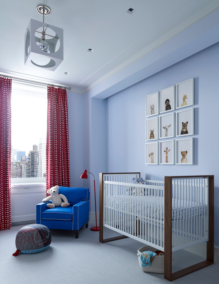 Cette image montre une chambre de bébé neutre traditionnelle avec un mur bleu et un sol bleu.
