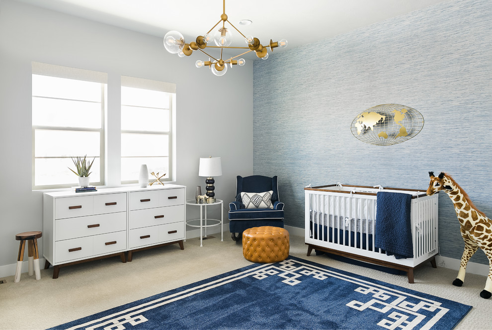 Foto di una cameretta per neonati chic con pareti blu, moquette e pavimento grigio