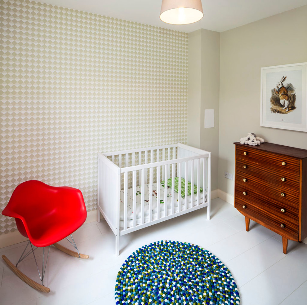 Пример оригинального дизайна: нейтральная комната для малыша среднего размера в современном стиле с бежевыми стенами, деревянным полом и белым полом