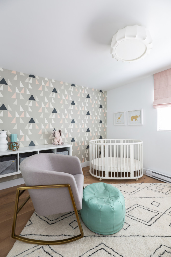 Cette photo montre une chambre de bébé tendance avec du papier peint.