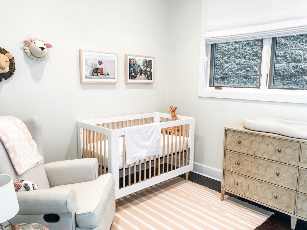 Aménagement d'une chambre de bébé fille éclectique de taille moyenne.