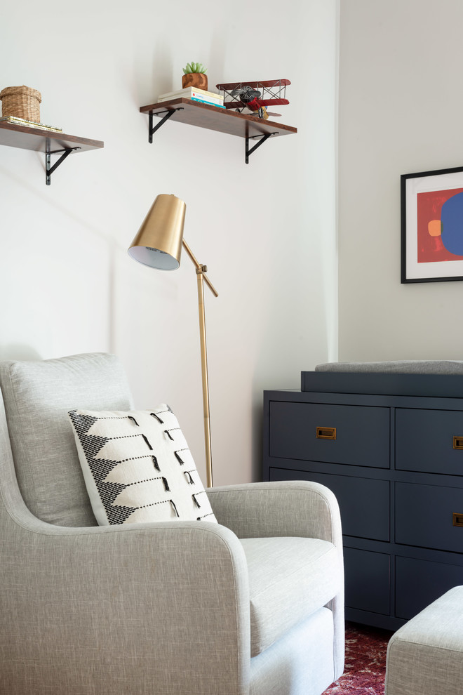 Kleines Stilmix Babyzimmer mit grauer Wandfarbe, braunem Holzboden und buntem Boden in Boston