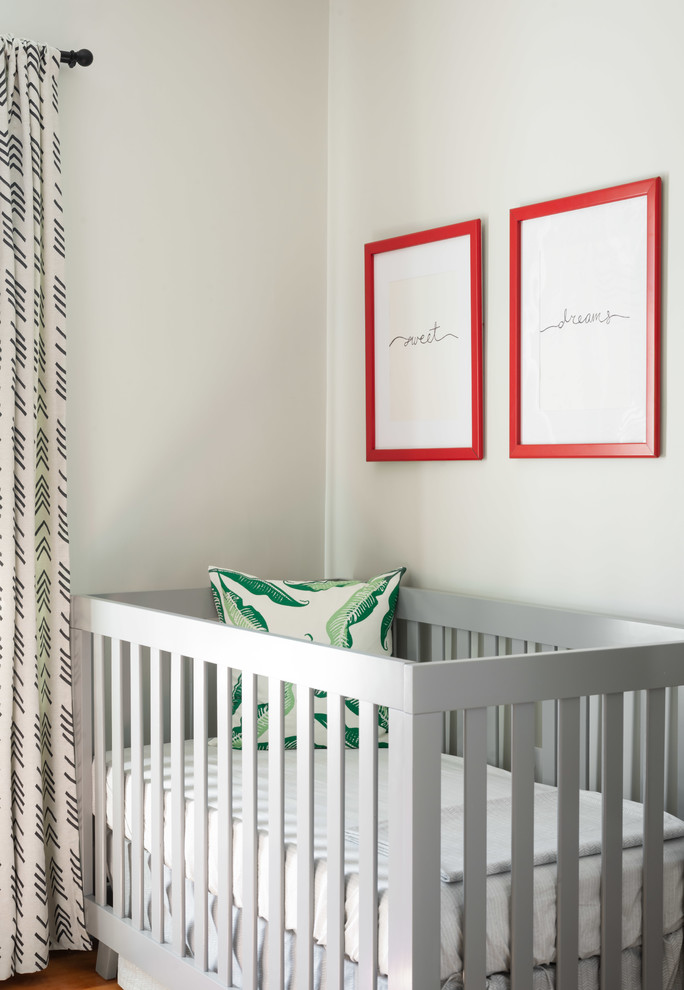 Idée de décoration pour une petite chambre de bébé garçon bohème avec un mur gris, un sol en bois brun et un sol multicolore.