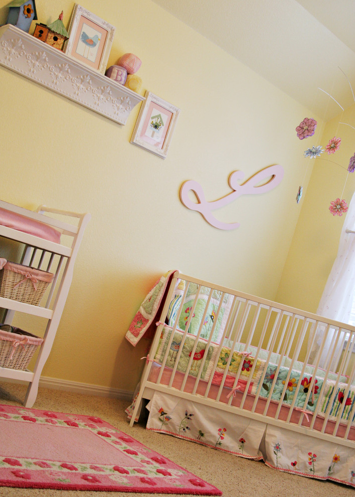 Mittelgroßes Country Babyzimmer in Orange County