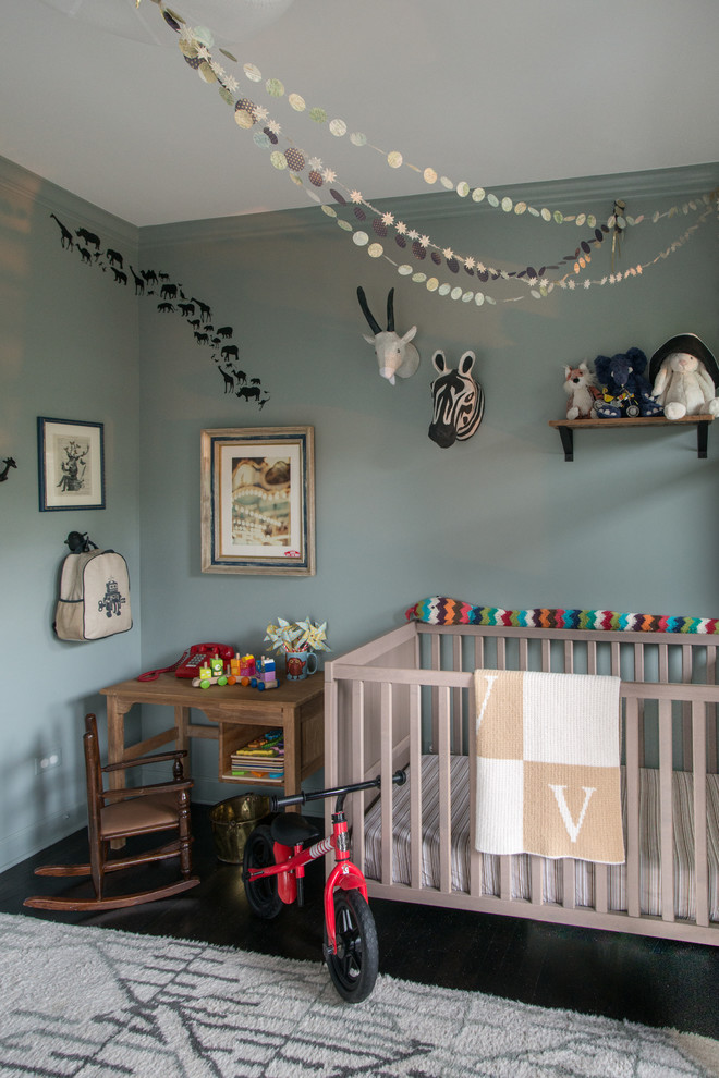 Стильный дизайн: нейтральная комната для малыша в стиле неоклассика (современная классика) с серыми стенами, темным паркетным полом и коричневым полом - последний тренд
