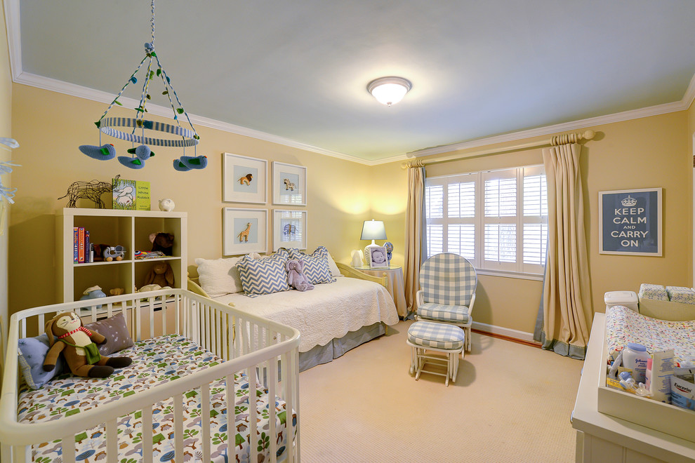 На фото: нейтральная комната для малыша среднего размера в классическом стиле с желтыми стенами, ковровым покрытием и бежевым полом с