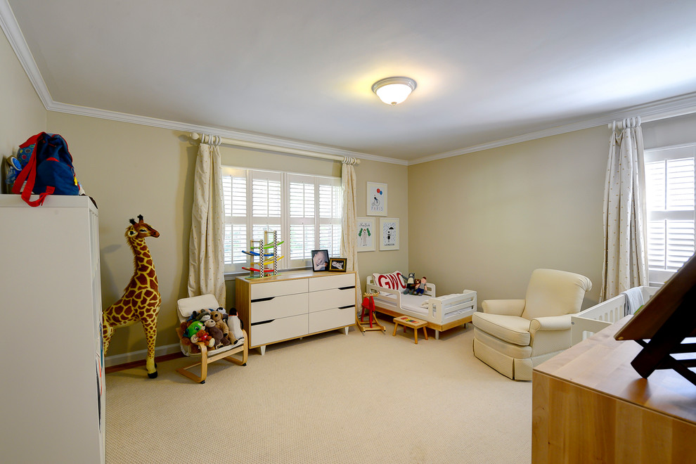 Cette image montre une chambre de bébé neutre traditionnelle de taille moyenne avec un mur jaune, moquette et un sol beige.