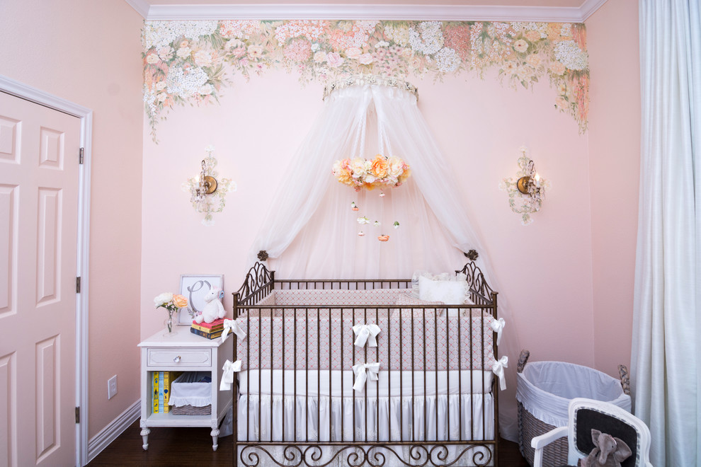 ダラスにあるトラディショナルスタイルのおしゃれな赤ちゃん部屋の写真