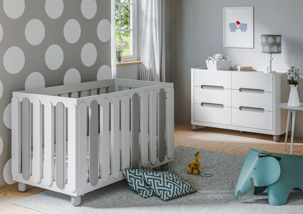 Idée de décoration pour une chambre de bébé neutre minimaliste de taille moyenne avec un mur gris et parquet clair.