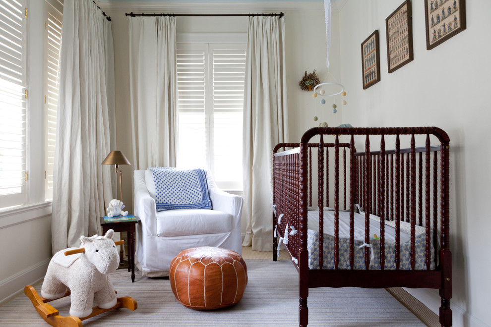 Aménagement d'une chambre de bébé garçon classique avec un mur blanc et un sol gris.
