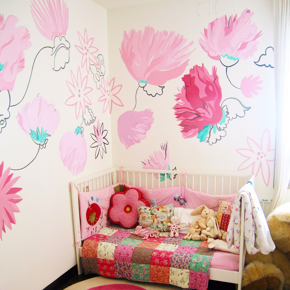 Foto di una piccola cameretta per neonata stile shabby con pareti multicolore