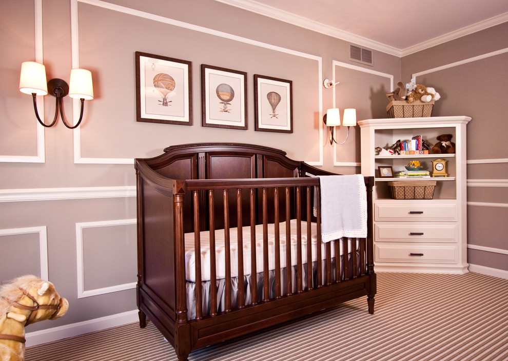Idée de décoration pour une chambre de bébé neutre tradition avec un mur gris et moquette.