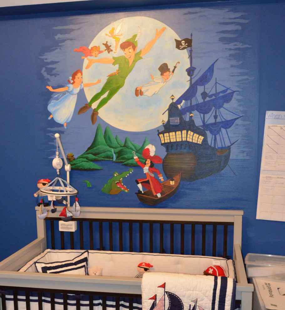 Cette image montre une grande chambre de bébé design avec un mur bleu.