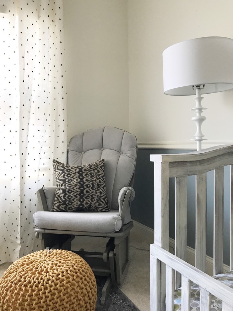 Ejemplo de habitación de bebé neutra tradicional renovada grande con paredes grises y moqueta