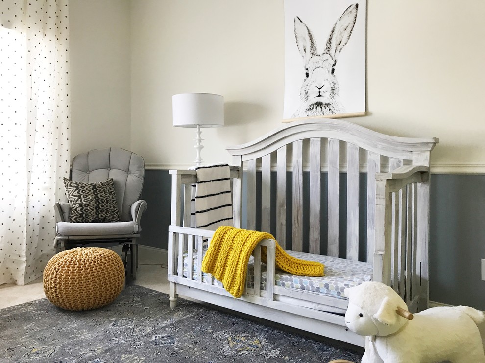 Diseño de habitación de bebé neutra clásica renovada grande con paredes grises y moqueta