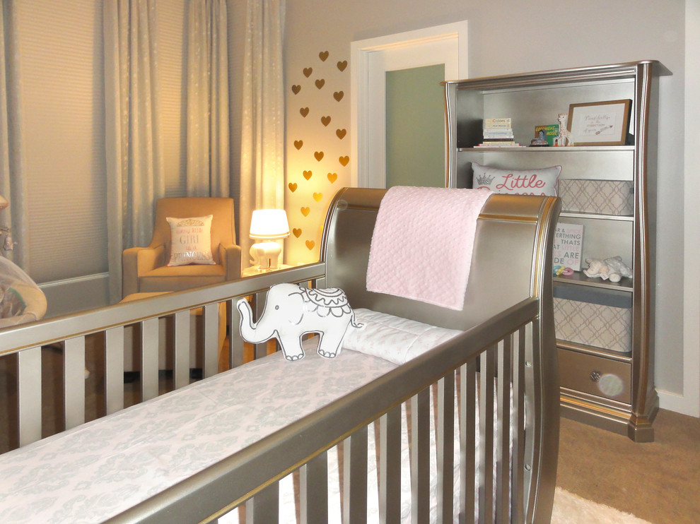 Ispirazione per una cameretta per neonata moderna di medie dimensioni con pareti grigie, moquette, pavimento beige e carta da parati