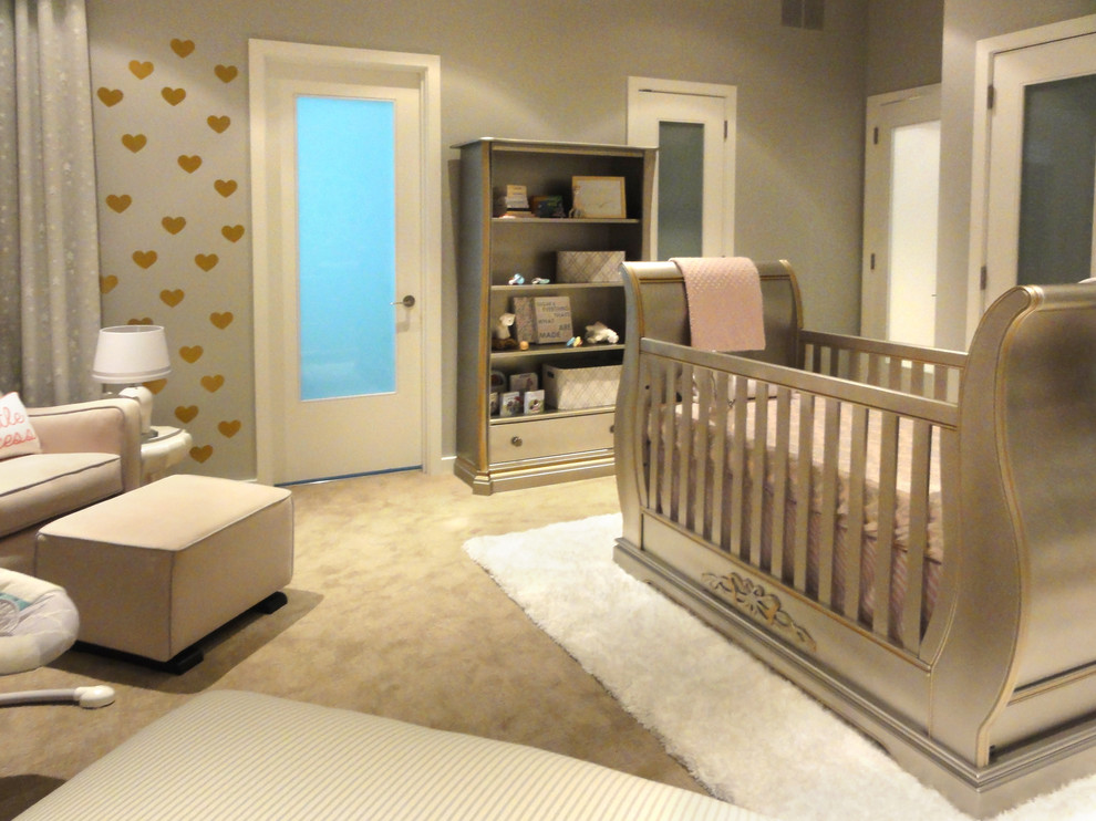 Imagen de habitación de bebé niña minimalista de tamaño medio con paredes grises y moqueta