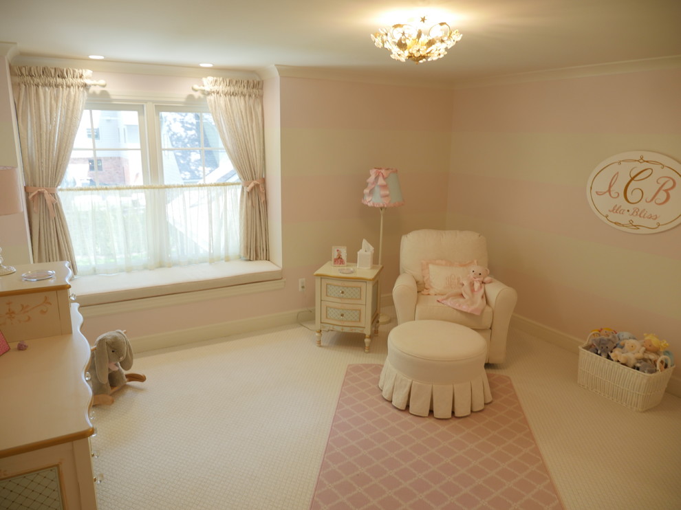 デトロイトにある広いトラディショナルスタイルのおしゃれな赤ちゃん部屋 (ピンクの壁、カーペット敷き、女の子用、ベージュの床) の写真