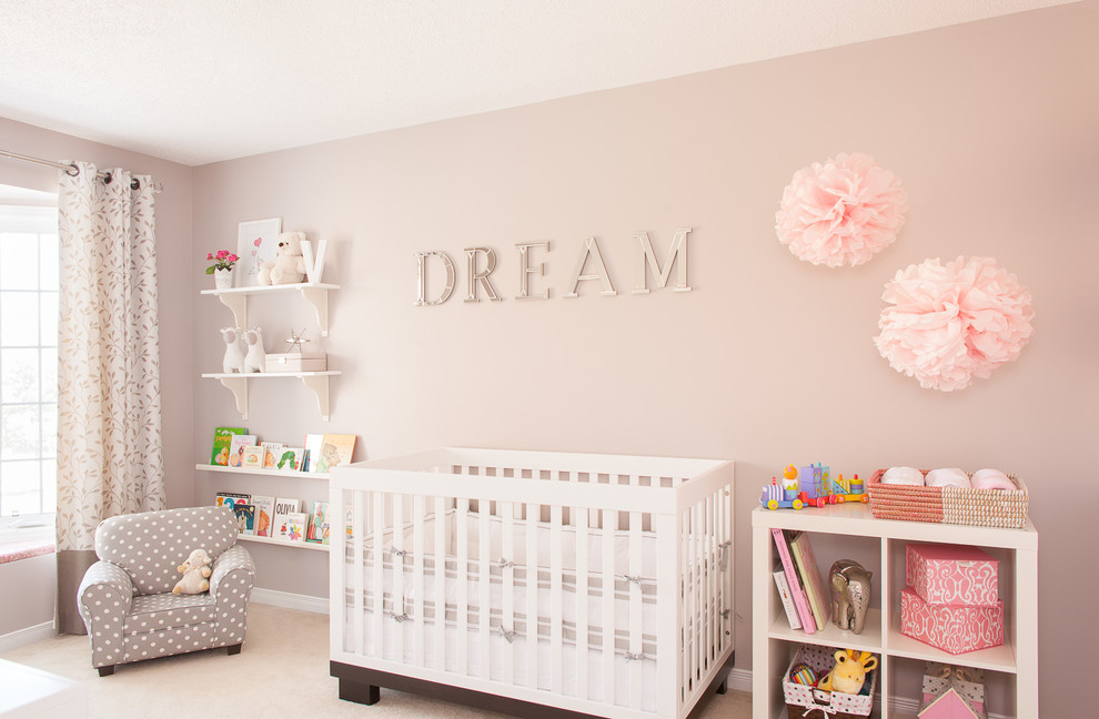 Idée de décoration pour une chambre de bébé fille design de taille moyenne.