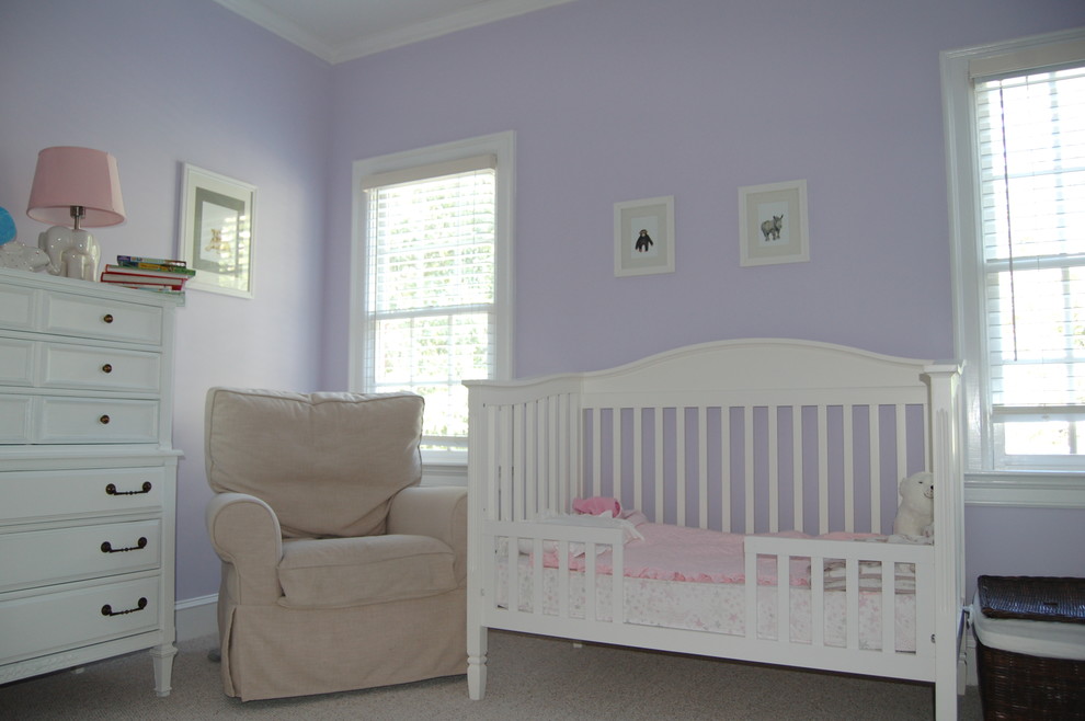 Foto på ett vintage babyrum, med lila väggar, heltäckningsmatta och beiget golv