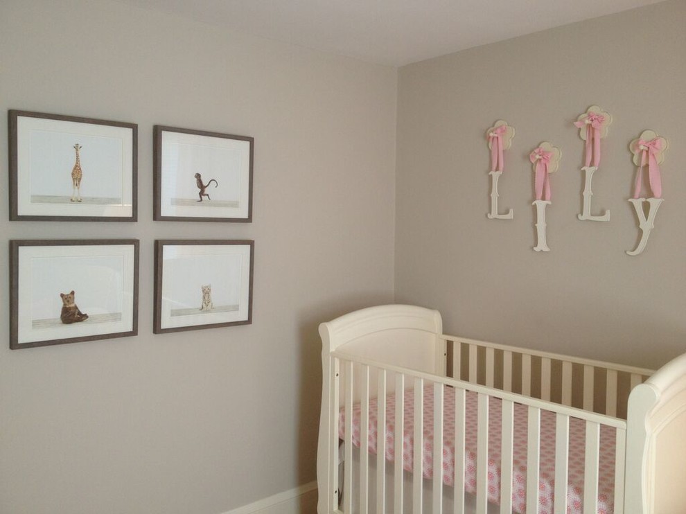 Esempio di una piccola cameretta per neonata chic con pareti beige e parquet scuro