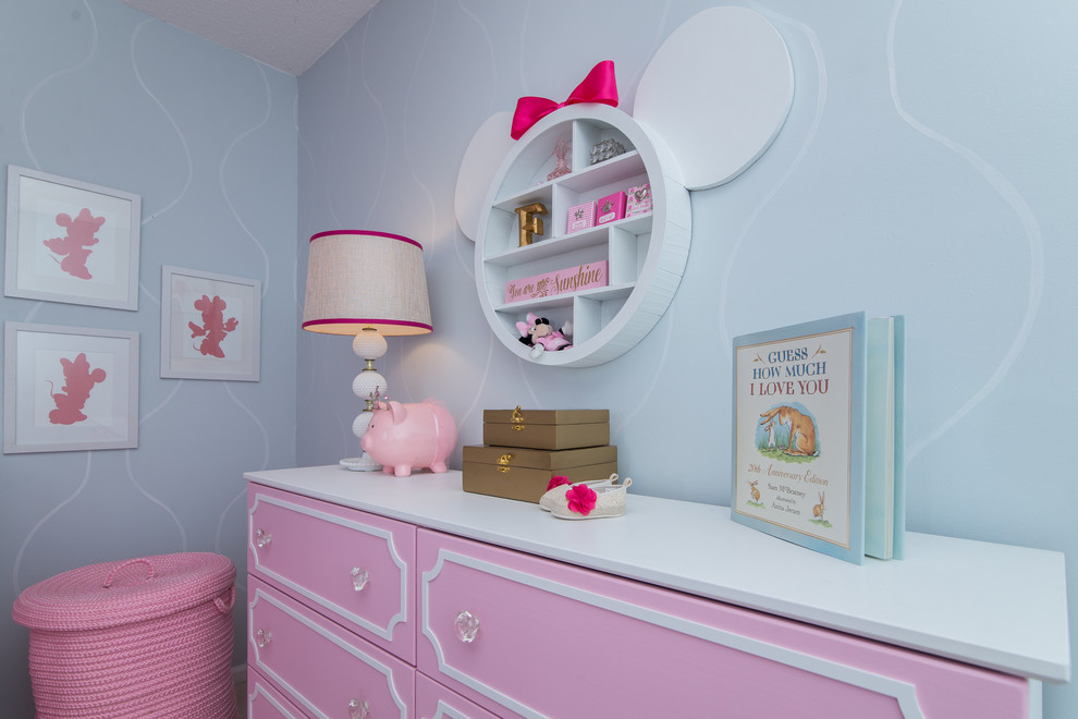 Esempio di una cameretta per neonata chic di medie dimensioni con pareti blu e moquette