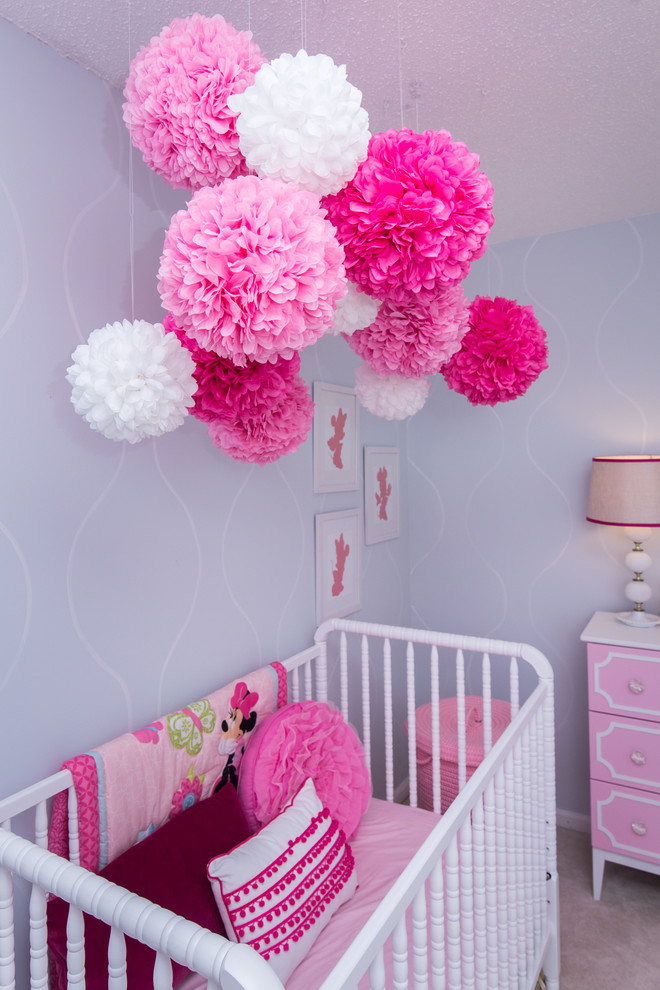 Ejemplo de habitación de bebé niña tradicional de tamaño medio con paredes azules y moqueta