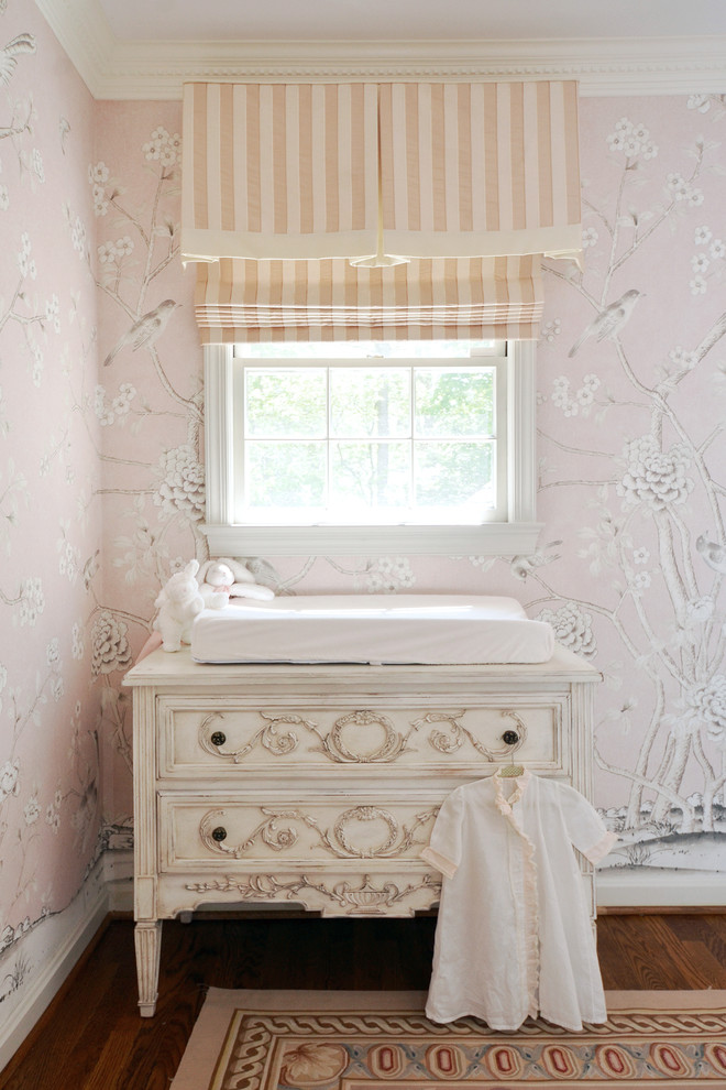ワシントンD.C.にあるトラディショナルスタイルのおしゃれな赤ちゃん部屋 (濃色無垢フローリング、女の子用、マルチカラーの壁、茶色い床) の写真