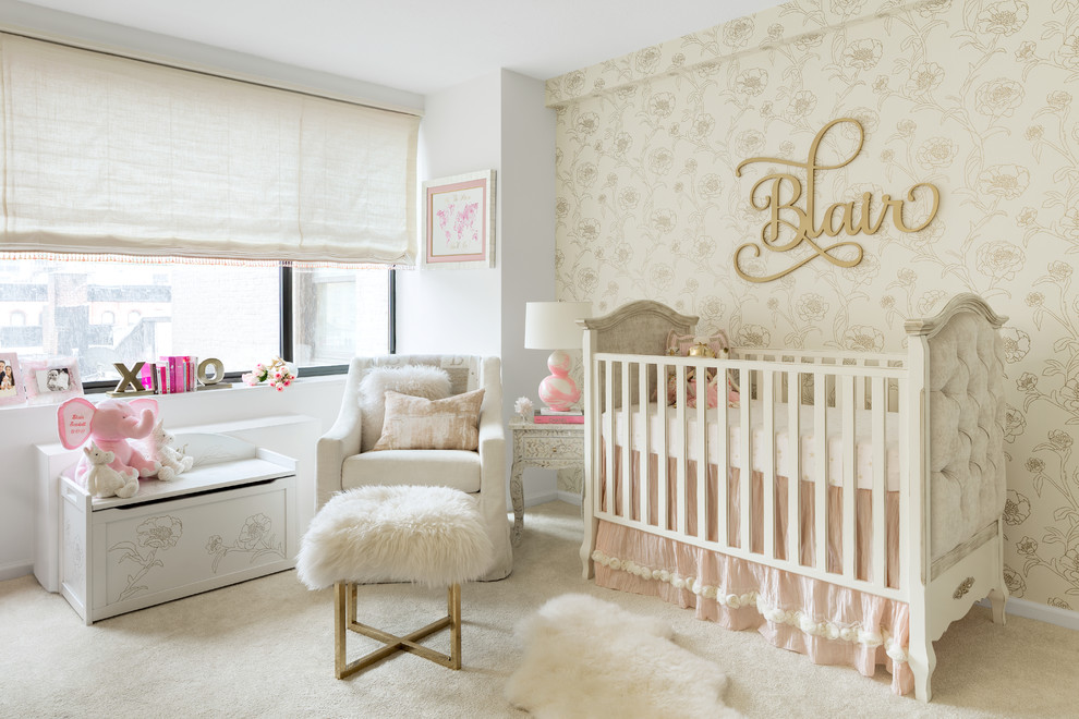 Пример оригинального дизайна: комната для малыша среднего размера в стиле неоклассика (современная классика) с ковровым покрытием, бежевыми стенами и бежевым полом для девочки