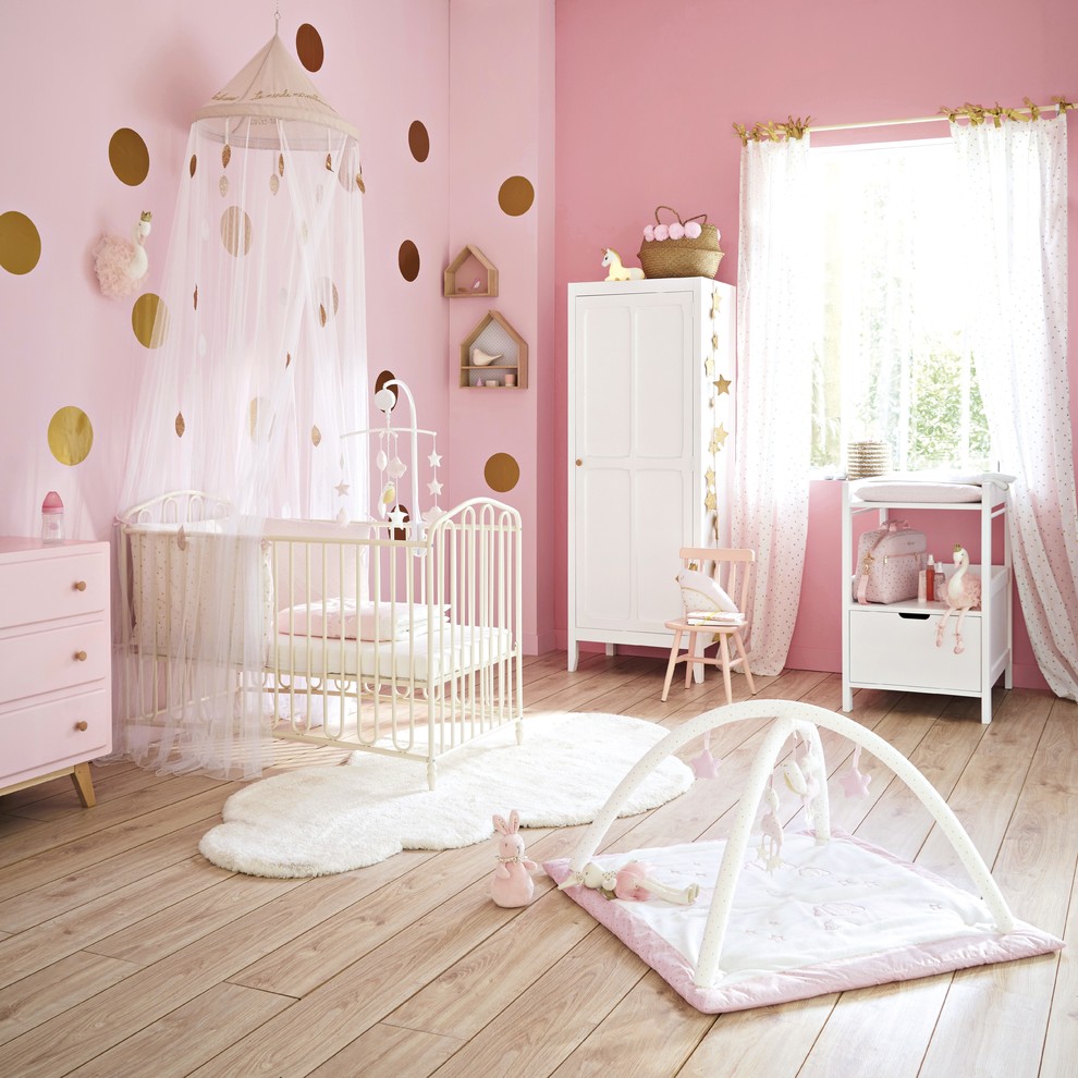 Idées déco pour une chambre de bébé romantique.