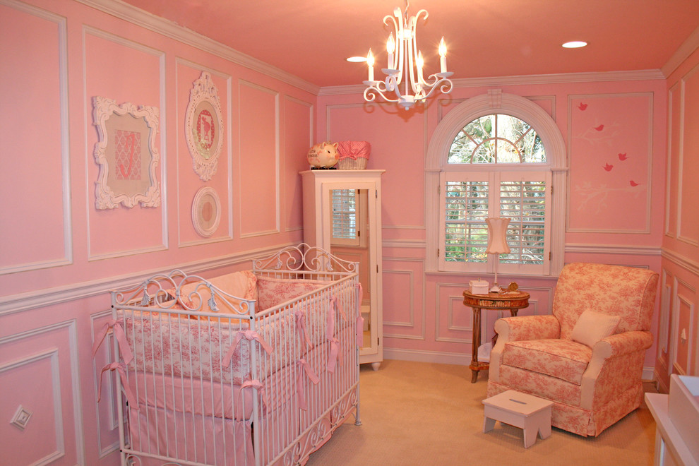 На фото: маленькая комната для малыша в классическом стиле с розовыми стенами и ковровым покрытием для девочки, на участке и в саду с