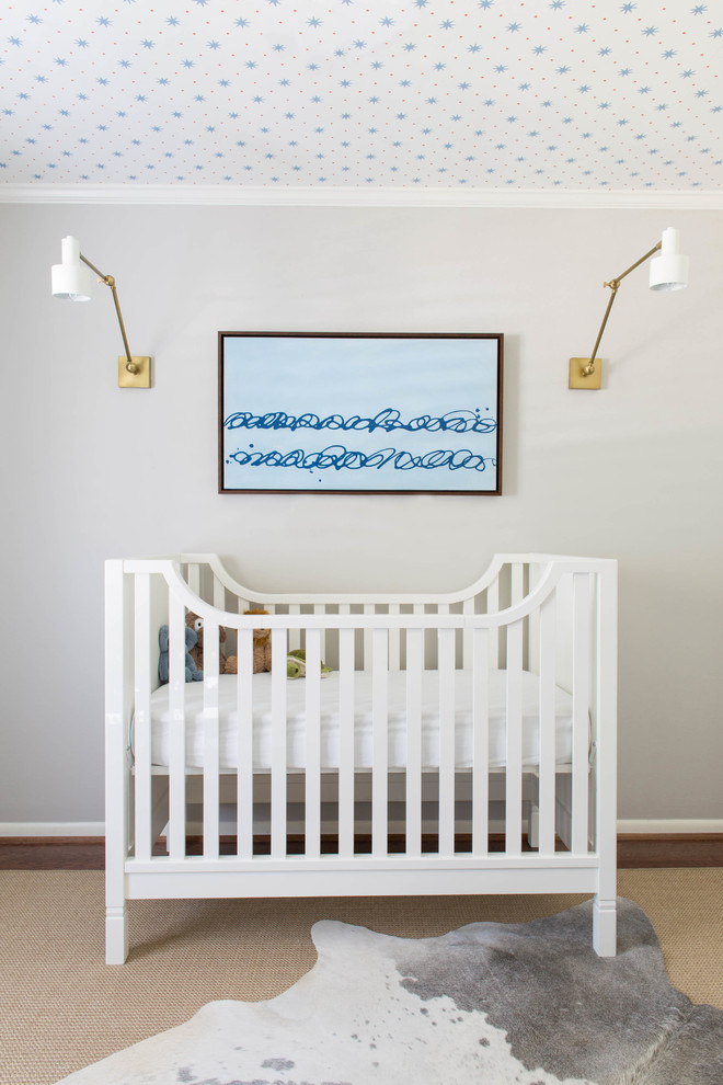 Imagen de habitación de bebé niño costera de tamaño medio con paredes grises y suelo de madera oscura