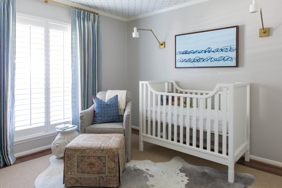 ヒューストンにある高級な中くらいなトランジショナルスタイルのおしゃれな赤ちゃん部屋 (グレーの壁、濃色無垢フローリング、男女兼用、茶色い床) の写真
