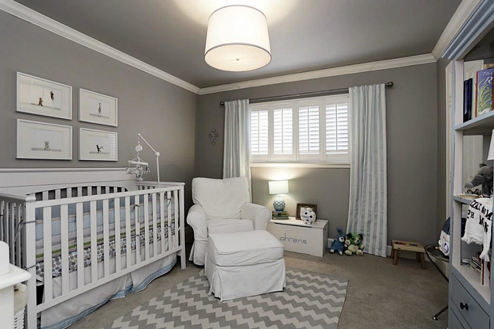 Cette photo montre une chambre de bébé garçon chic de taille moyenne avec un mur gris, moquette et un sol gris.