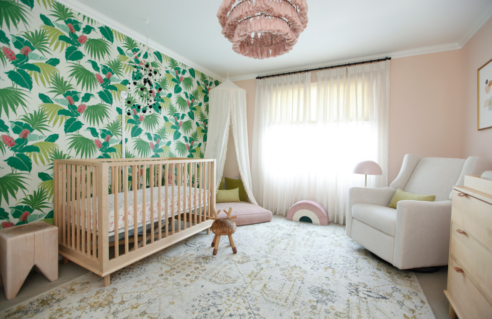 Foto de habitación de bebé actual con paredes multicolor, suelo gris y papel pintado